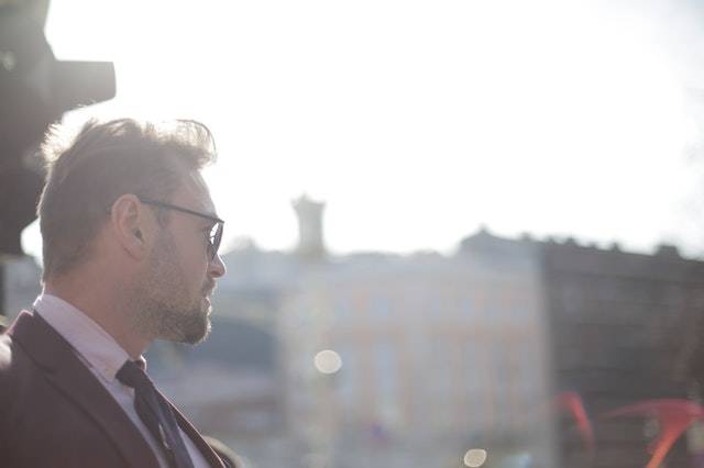 Immagine: stylish-handsome-man-in-formal-outfit-and-glasses-on-street-3888020