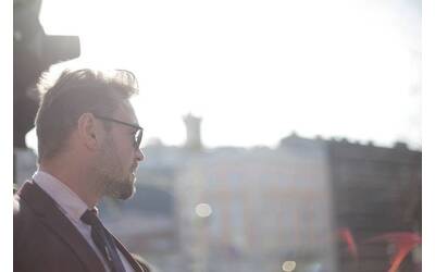 Immagine: stylish-handsome-man-in-formal-outfit-and-glasses-on-street-3888020
